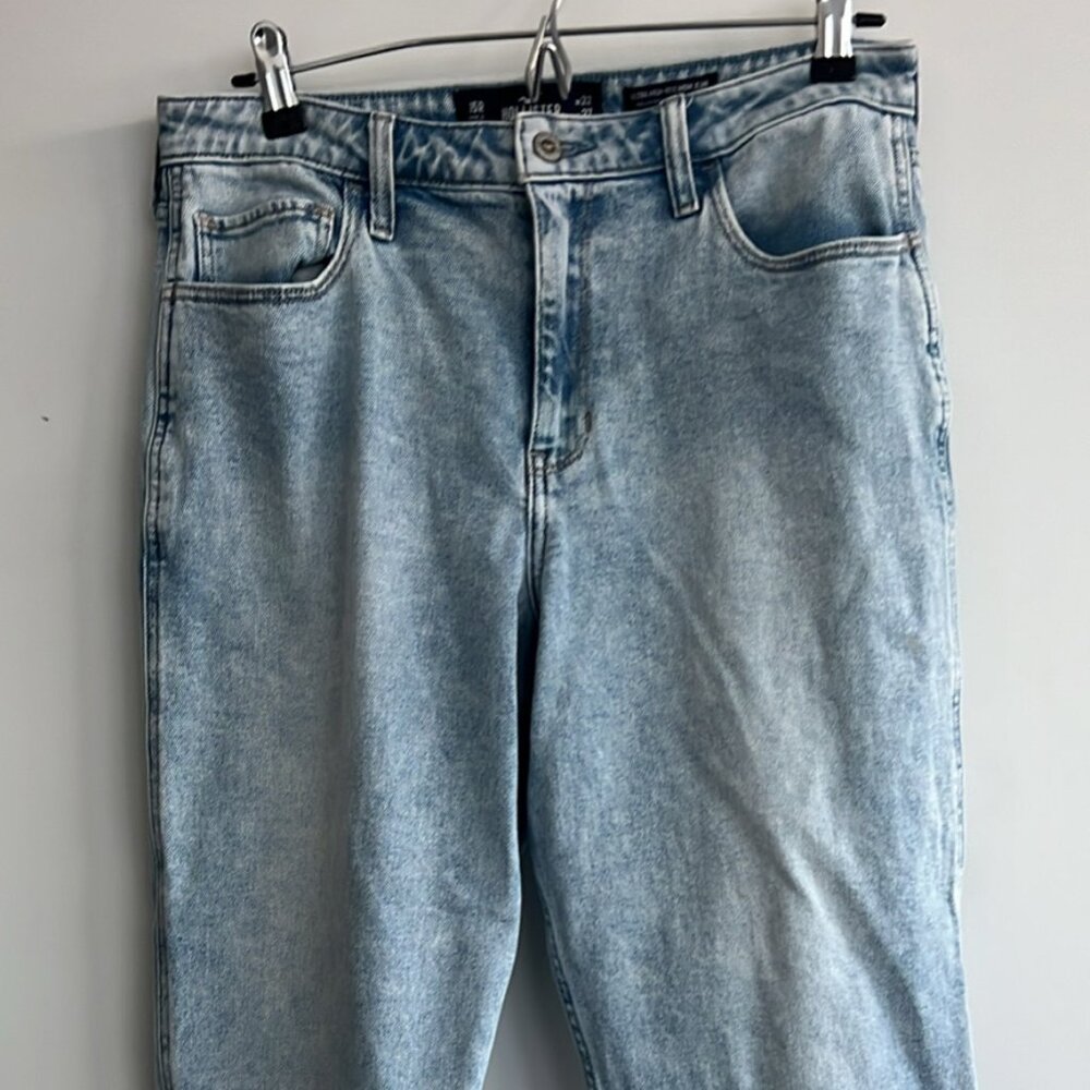 Hollister Ultra High-Rise Mom Jean Size 32, L 27